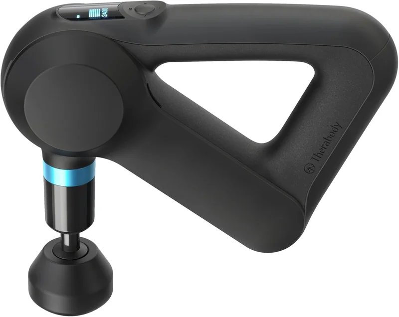 Theragun Elite en fondo blanco, pantalla OLED marcando 2400, anillo azul en el cabezal y logo Therabody en el mango