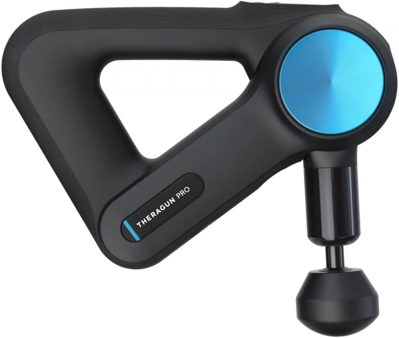 Theragun Pro, pistola de masaje negra con cabezal azul y mango triangular