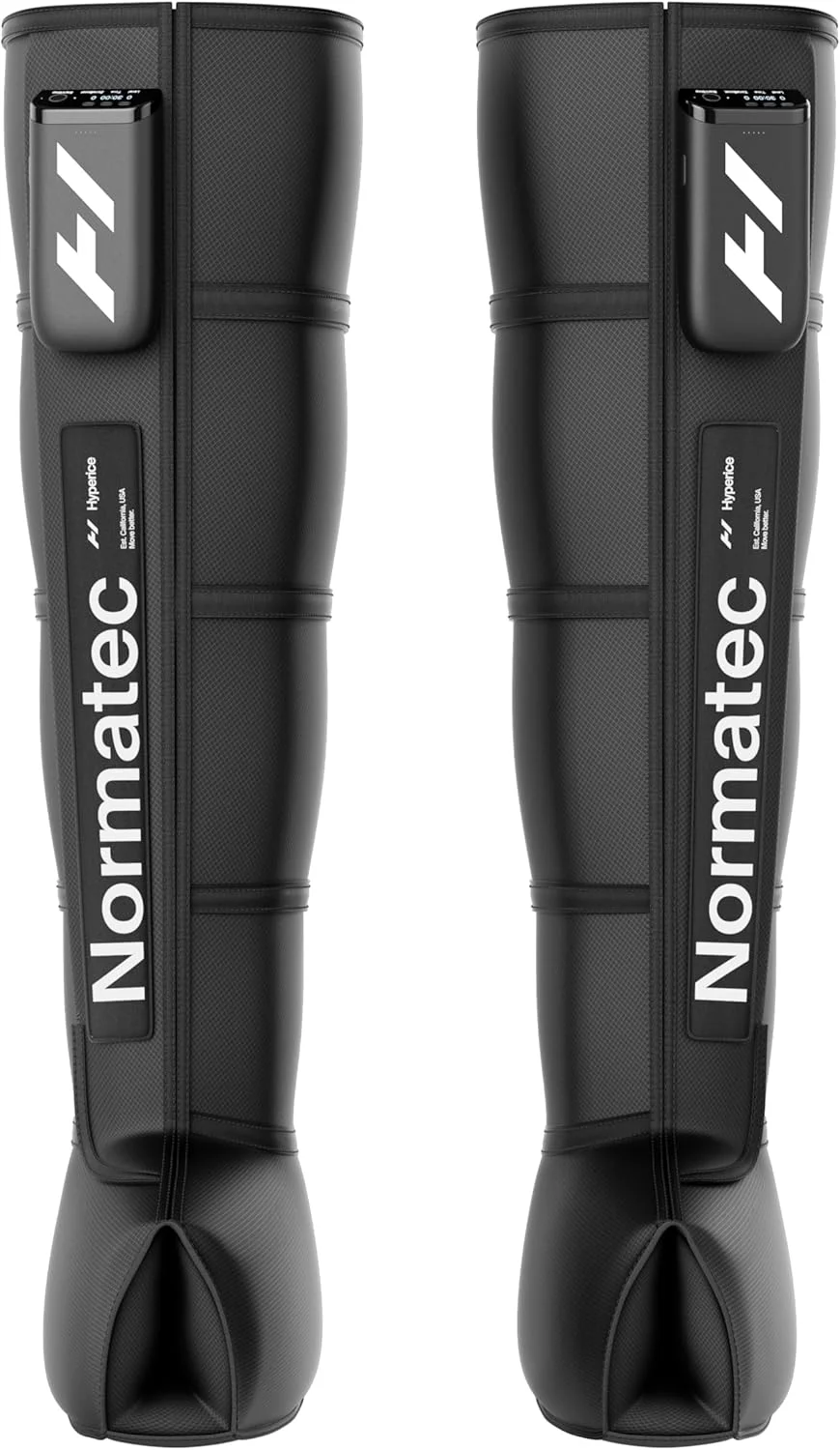 Dos botas de compresión Hyperice Normatec Premier, vista frontal, con el nombre Normatec impreso en la pantorrilla y la unidad de control en el muslo